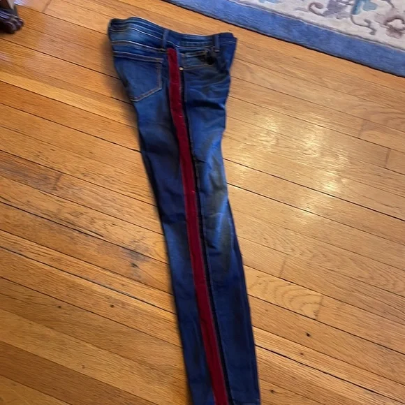 AQUA ( from Bloomingdale’s) SKINNY JEANS 25 RED VELVET SIDE STRIPE DOWN LEGS - Picture 6 of 7